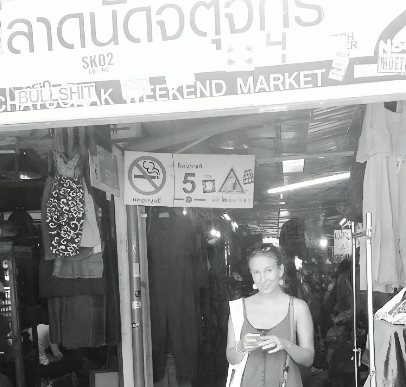 Laure devant une échoppe du marché de Chatuchak, à Bangkok