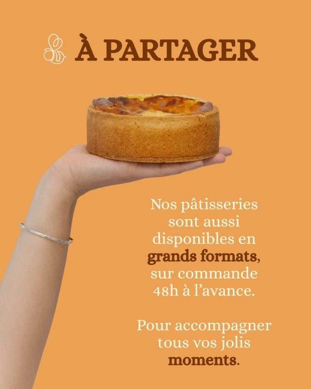 Une main tient une tarte sur fond orange : « À partager, nos pâtisseries sont aussi disponibles en grands formats »