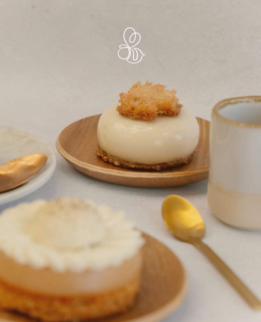 La pâtisserie « Mélèze & Sarrasin » d’Audaya, sur une assiette en bois clair