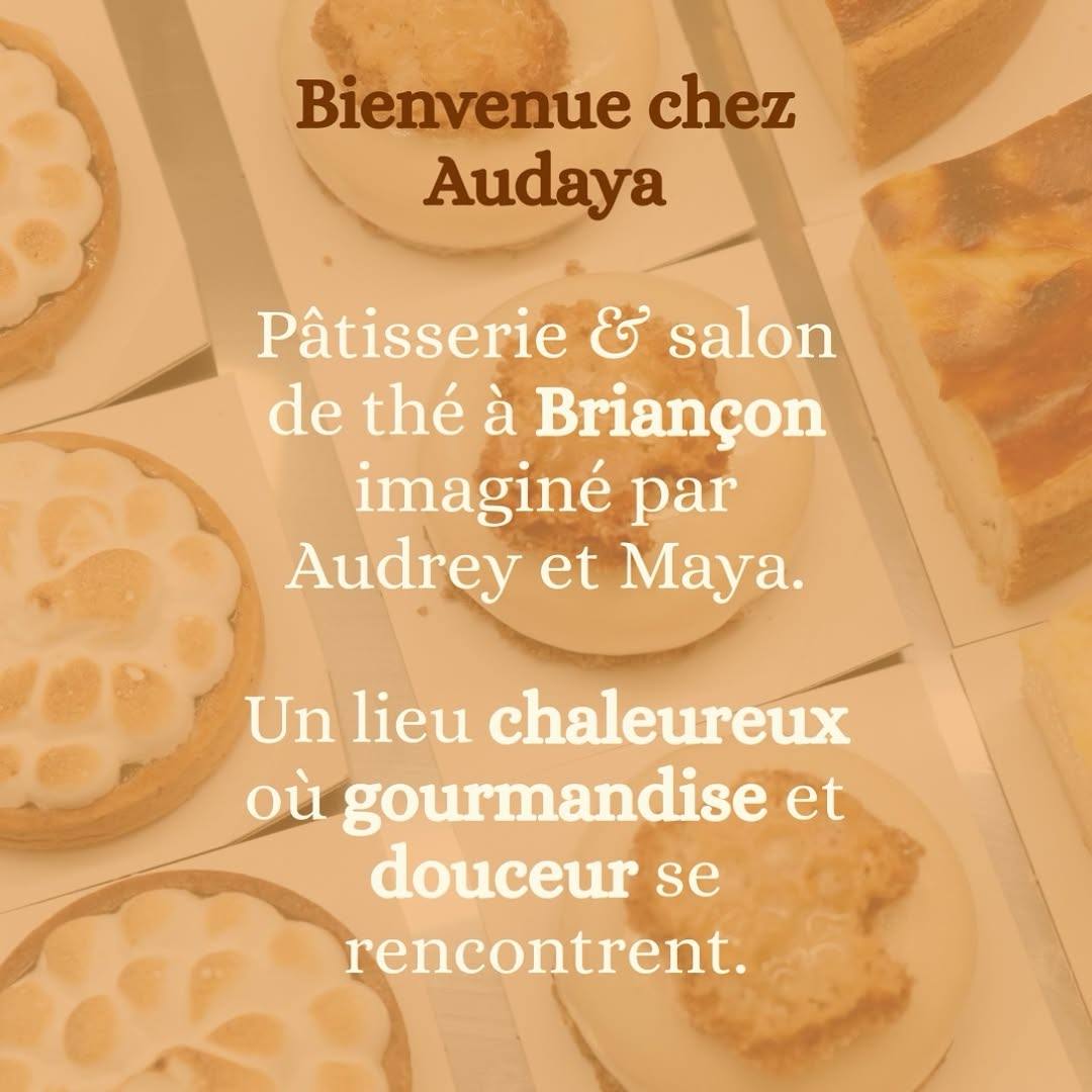 Visuel « Bienvenue chez Audaya », lettres crème et dorées sur fond de pâtisseries