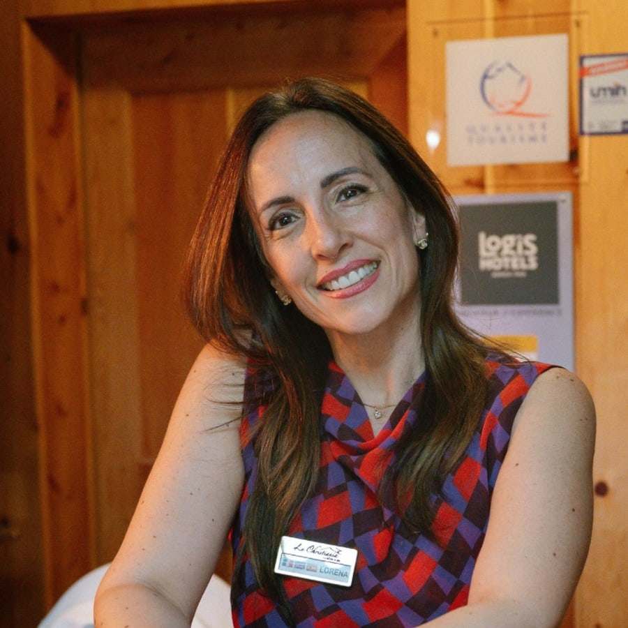 Lorena, accoudée au comptoir de la réception du Christiania