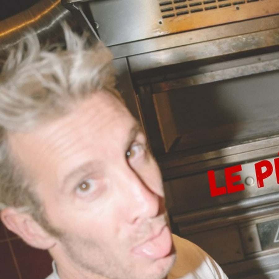 Romain tire la langue en sortant une plaque de croissants du four du Pétrin de Tarpin