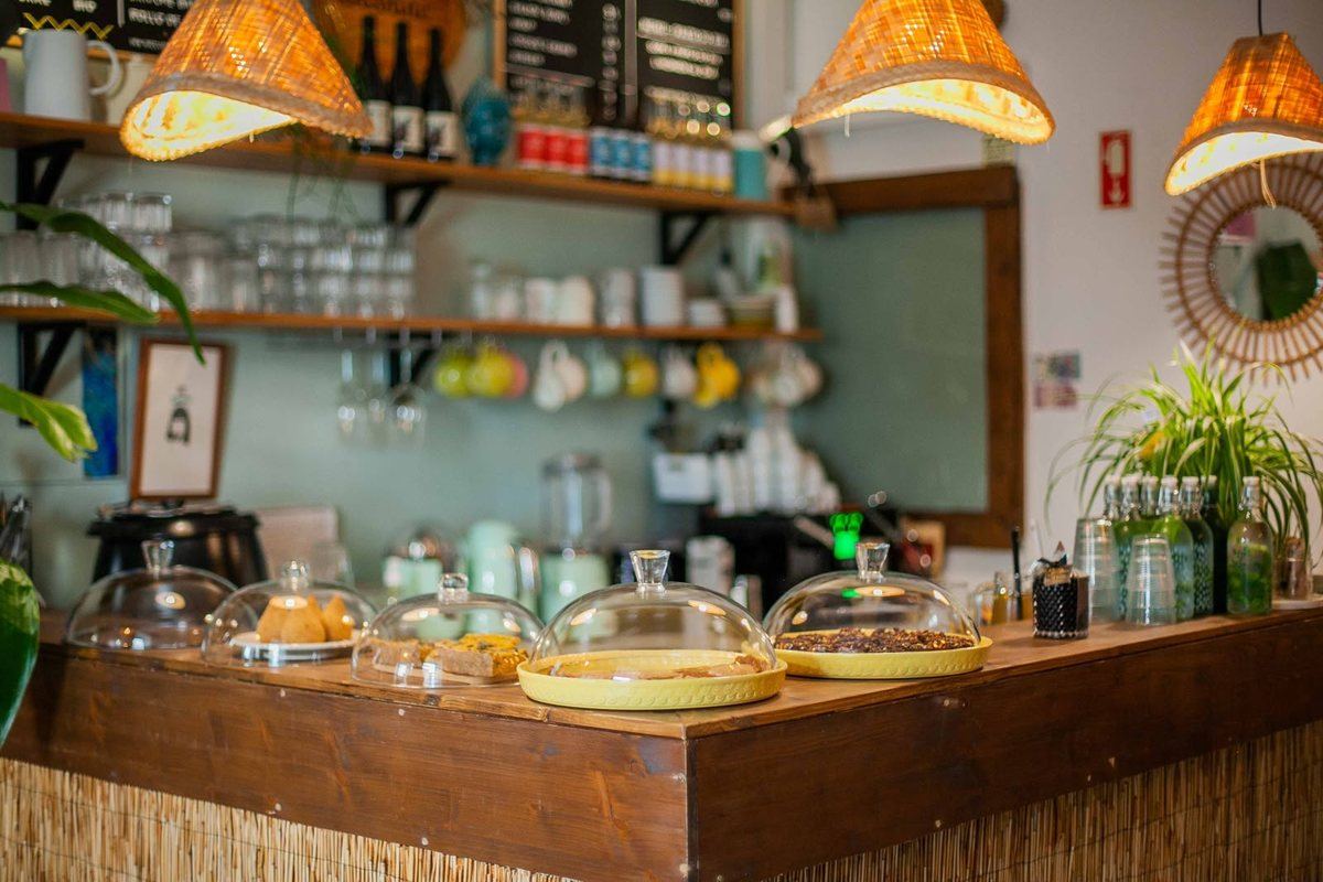 Le comptoir de Cabane, ses suspensions en osier et ses étagères de bocaux