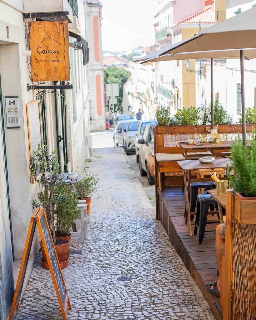 La terrasse de Cabane dans une ruelle pavée de Lisbonne