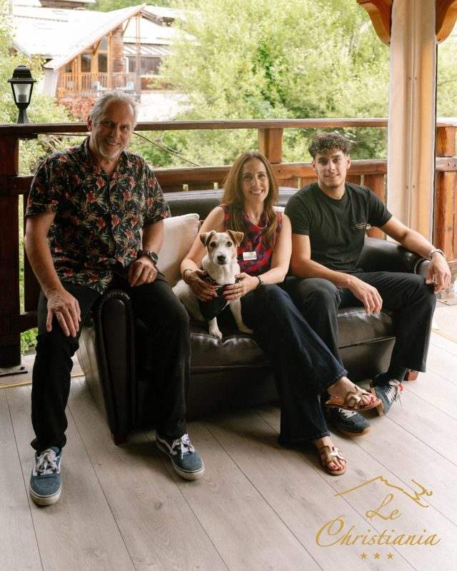 Lorena, Christophe et Anthony sur un canapé de l’hôtel Christiania, avec leur chien