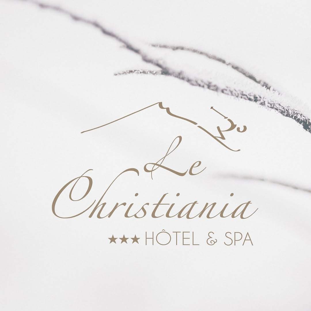 Le logo du Christiania, hôtel et spa, sur une branche enneigée