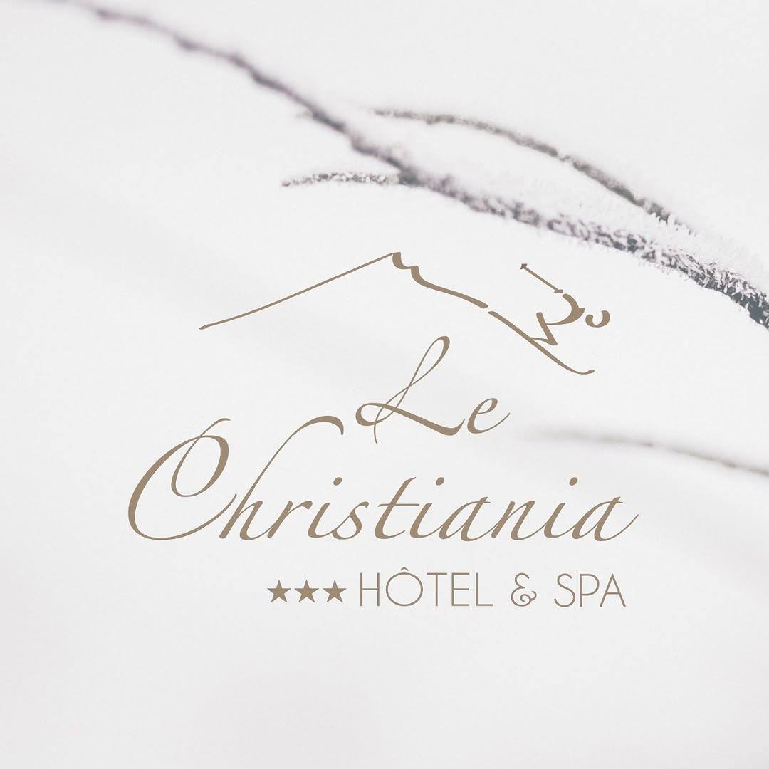 Le logo du Christiania, hôtel et spa, sur une branche enneigée