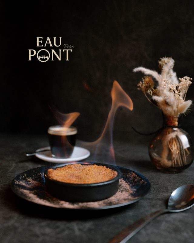 La crème vanille flambée d’Eau Petit Pont, la flamme au-dessus du plat