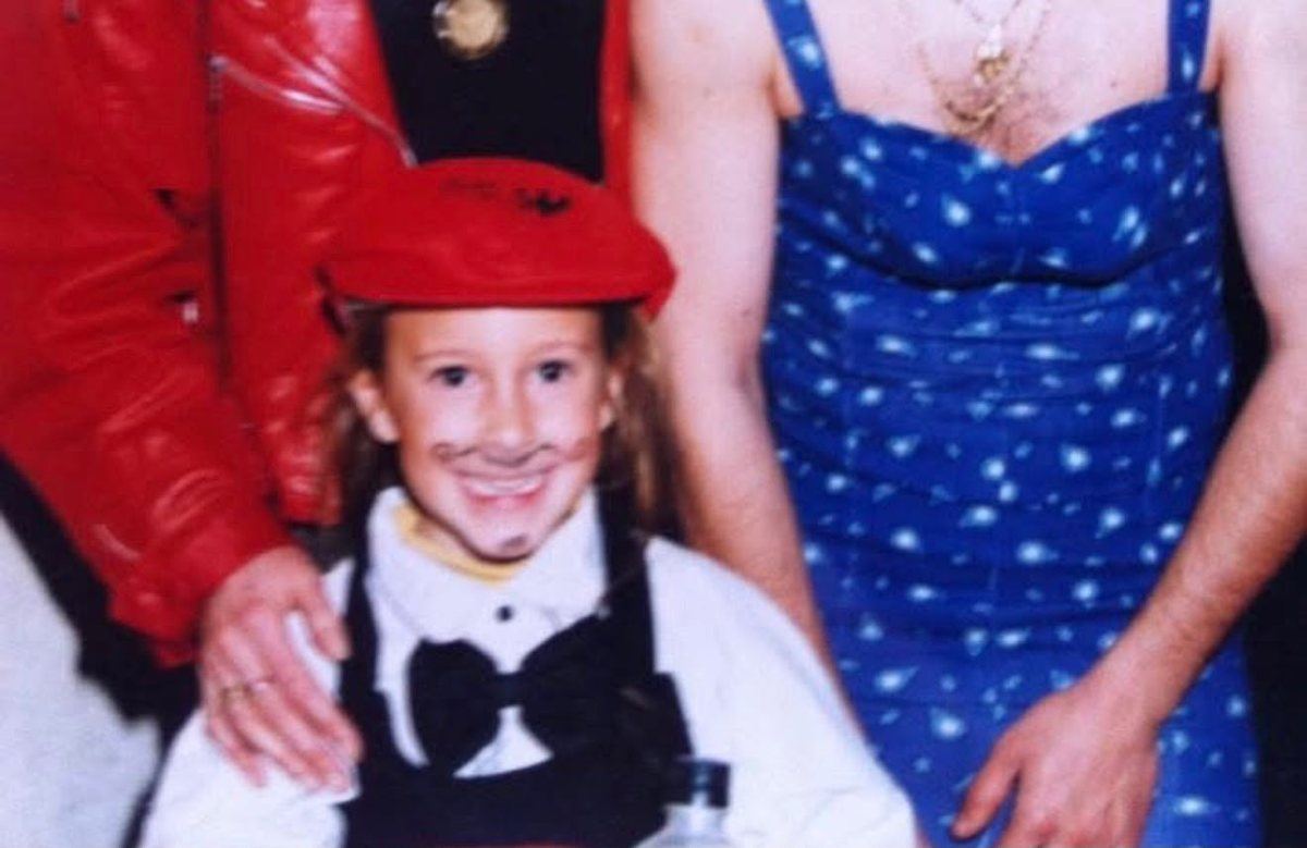 Laure petite, en béret rouge et nœud papillon, entre ses parents
