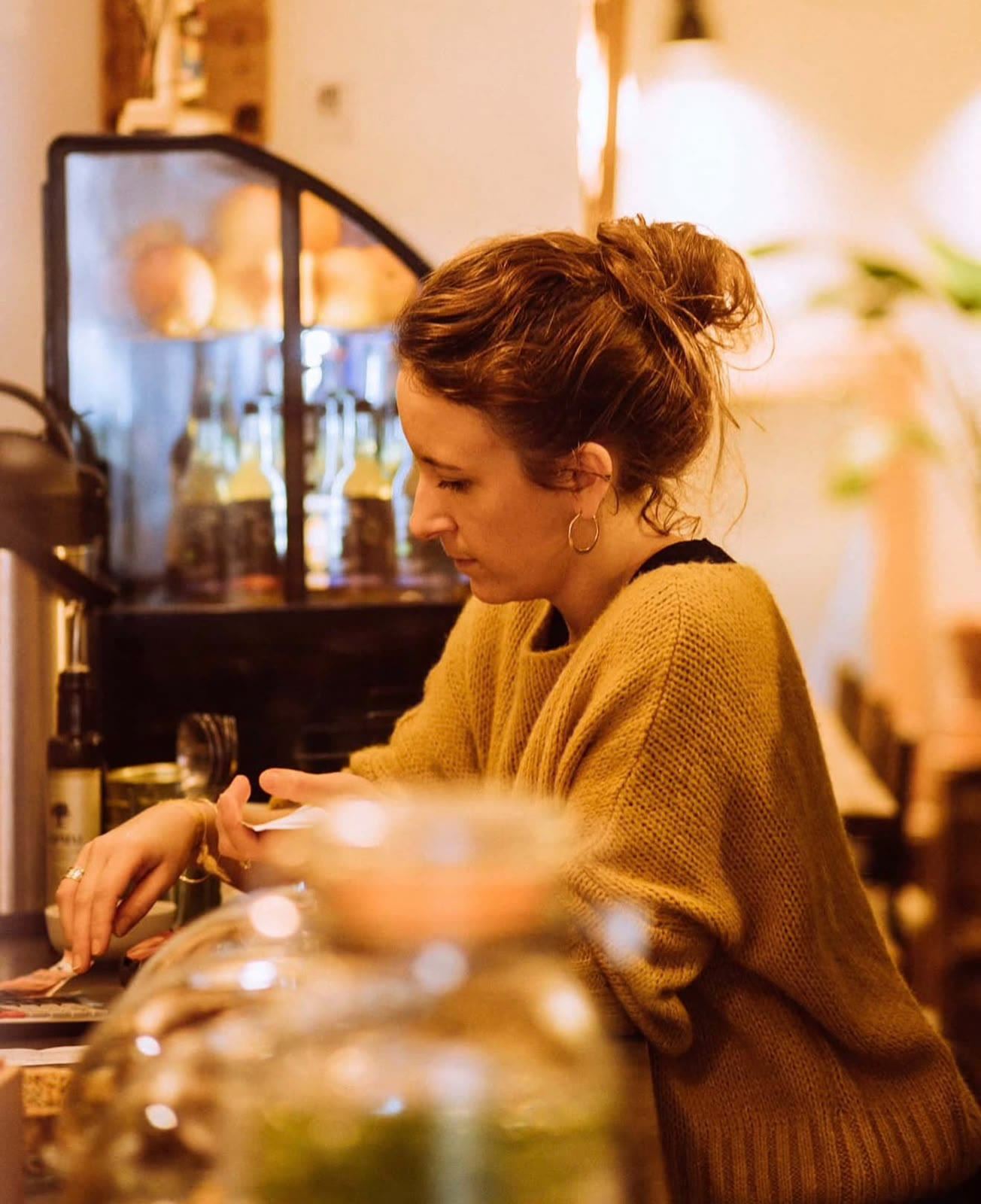 Laure derrière le comptoir de Cabane, à Lisbonne