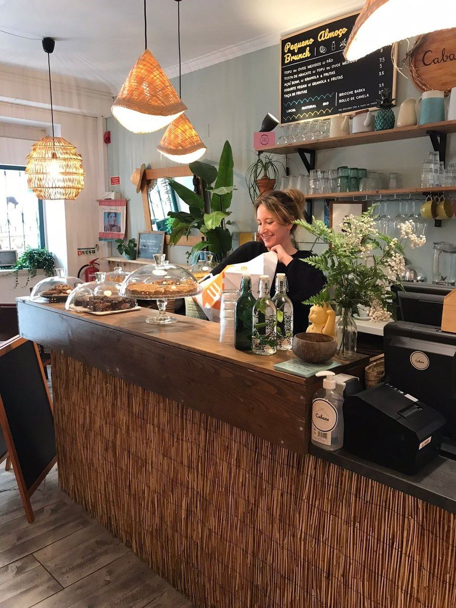 Laure sourit derrière le comptoir de Cabane, sous l’ardoise du brunch
