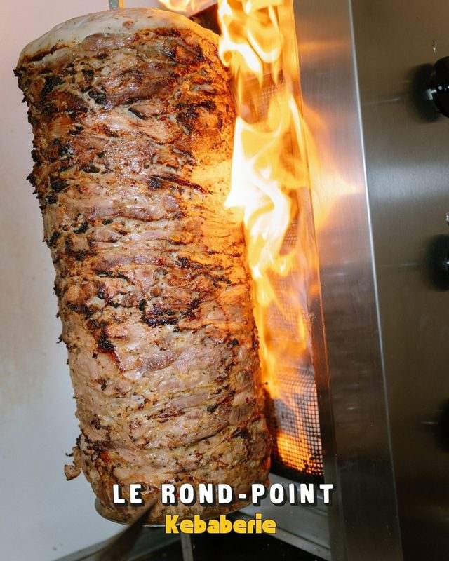La broche du kebab grillée devant la flamme, « Le Rond-Point Kebaberie »