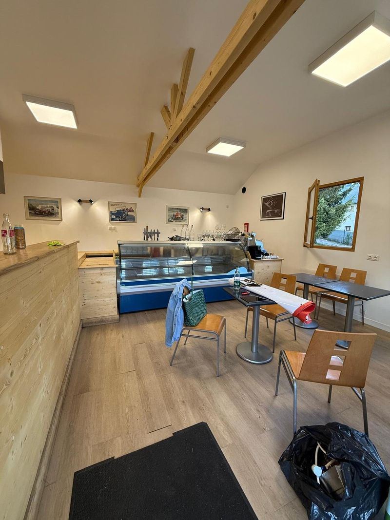 Le Rond-Point avant : la salle, sa vitrine réfrigérée et ses tables de bistrot