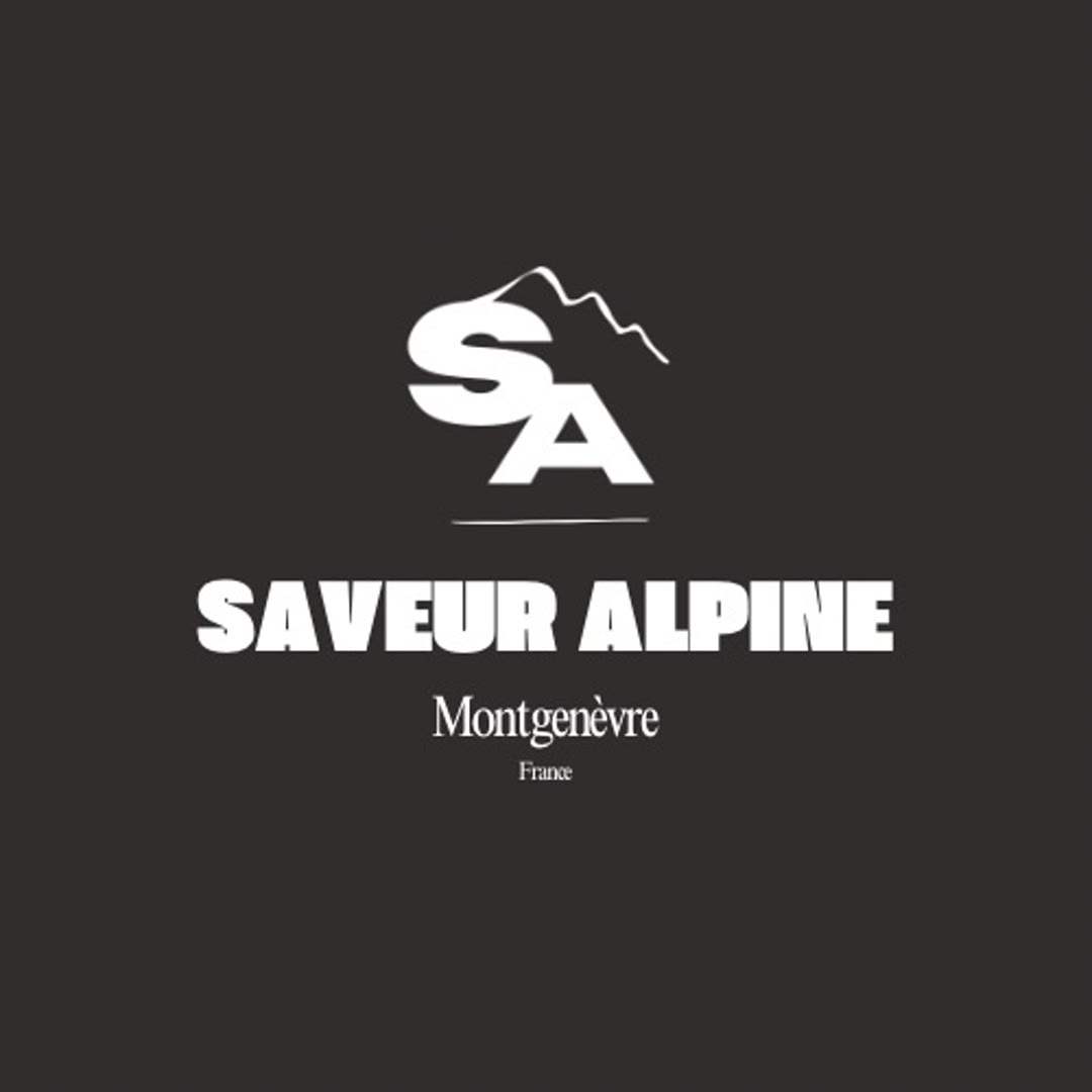 Le logo de Saveur Alpine, Montgenèvre : les lettres S et A sous une ligne de crêtes, en blanc sur fond noir