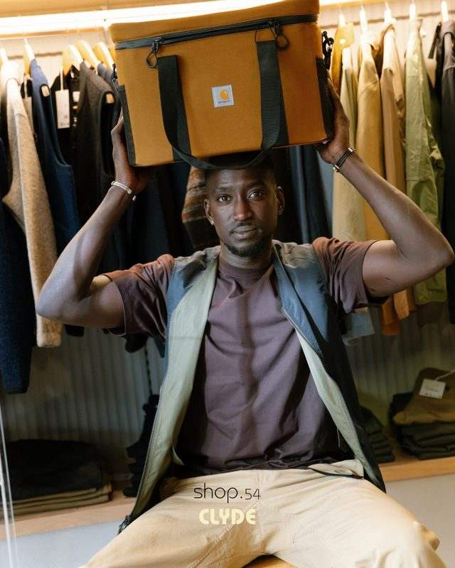 Un client pose dans la boutique Clyde de Shop 54, une glacière Carhartt sur la tête