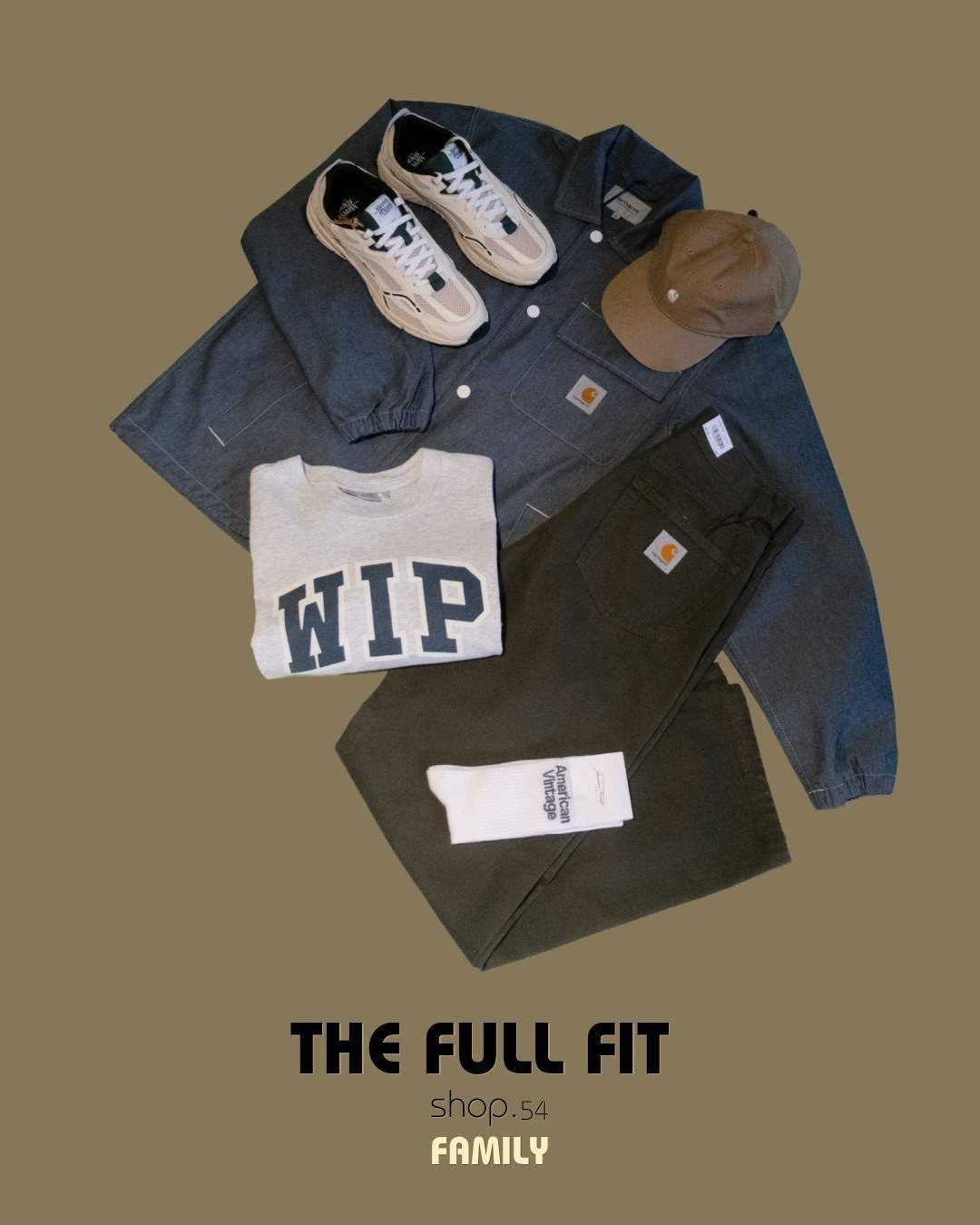 « The full fit » de Family : veste et pantalon de travail, sweat « WIP », baskets et casquette posés à plat sur fond kaki