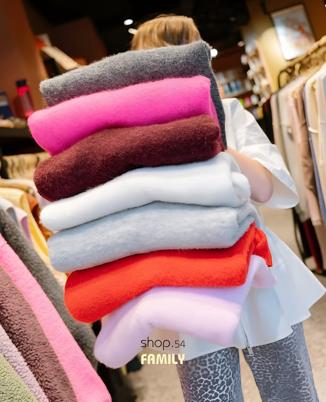 Une pile de pulls en laine colorés portée dans la boutique Shop 54