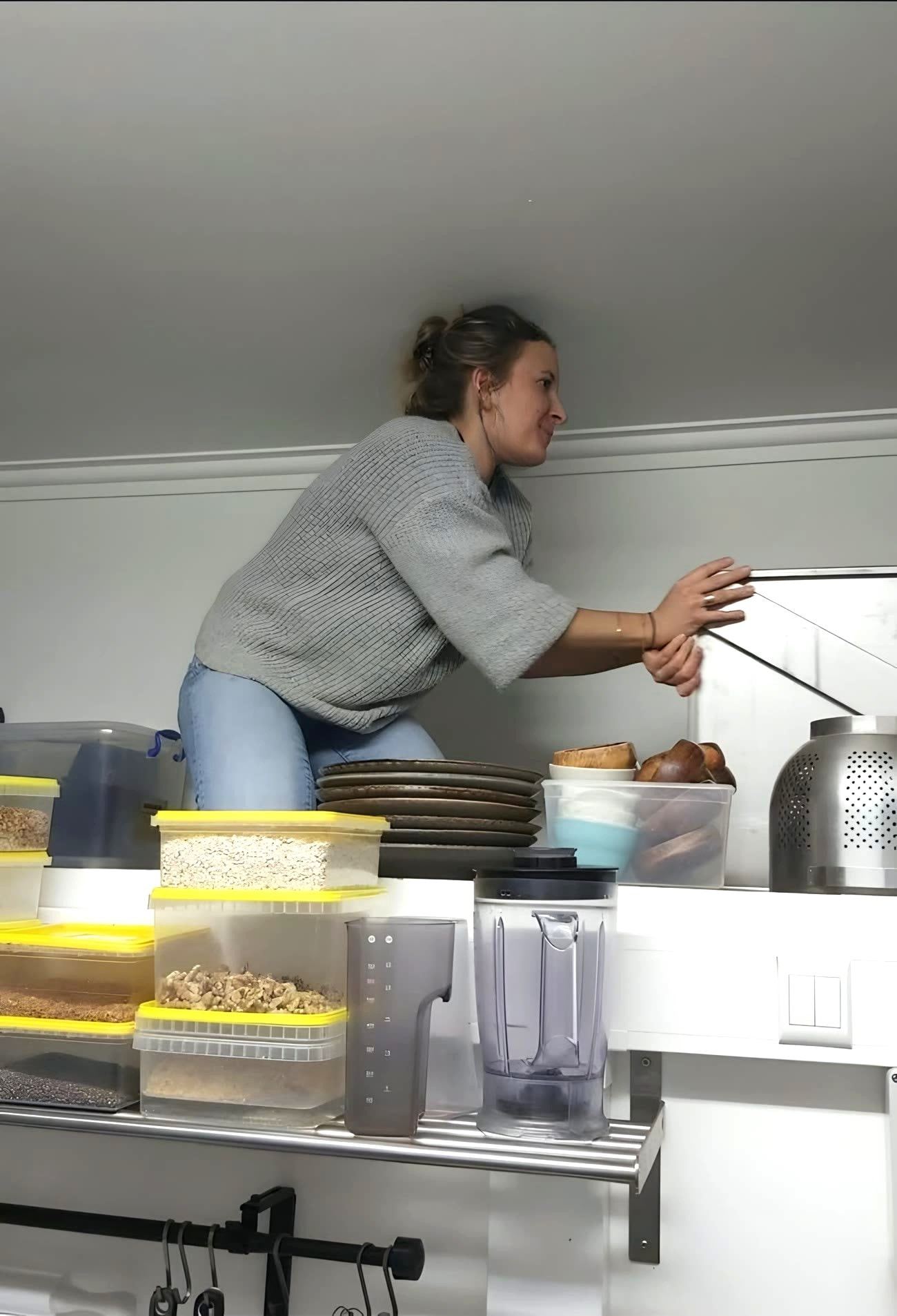 Laure range une cuisine professionnelle, en hauteur sur le plan de travail