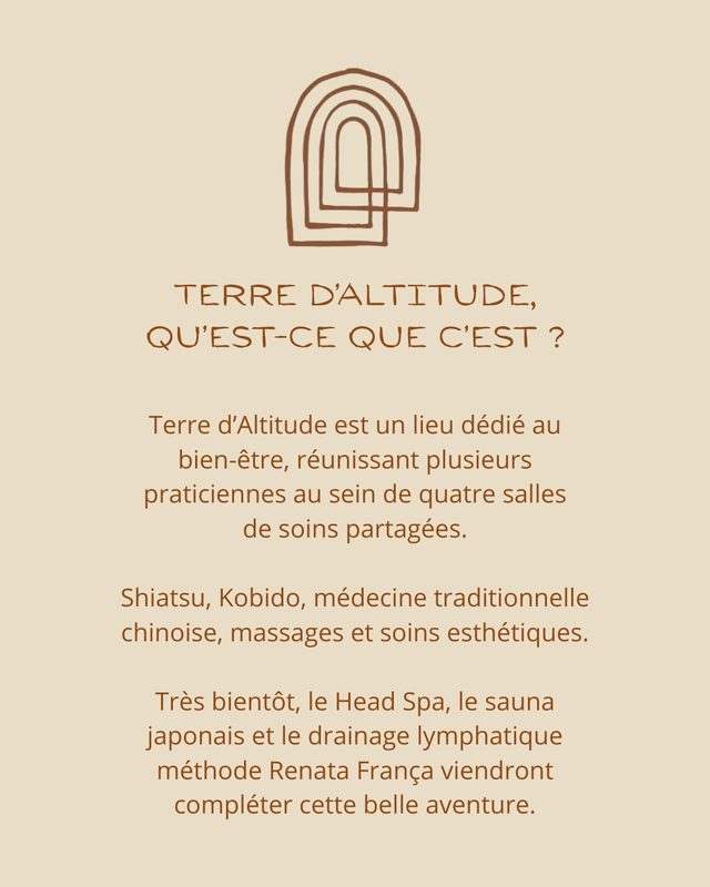 Visuel « Terre d’Altitude, qu’est-ce que c’est ? » : le logo en arche et la présentation du lieu, sur fond sable