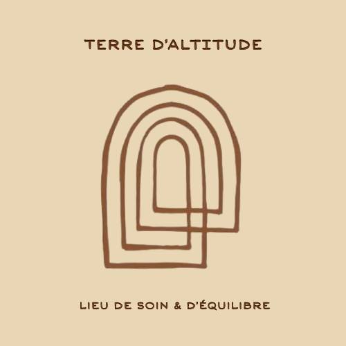Le logo en arche de Terre d’Altitude, « lieu de soin et d’équilibre », sur fond sable